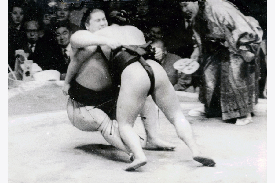 玉乃島（内掛け）大鵬 初日