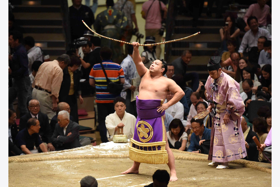 弓取りをする聡ノ富士